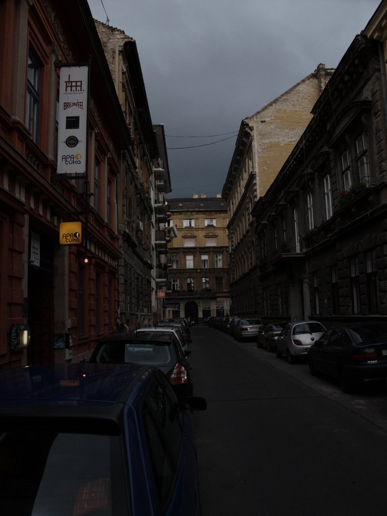 Regenschwangere Wolken über Budapest