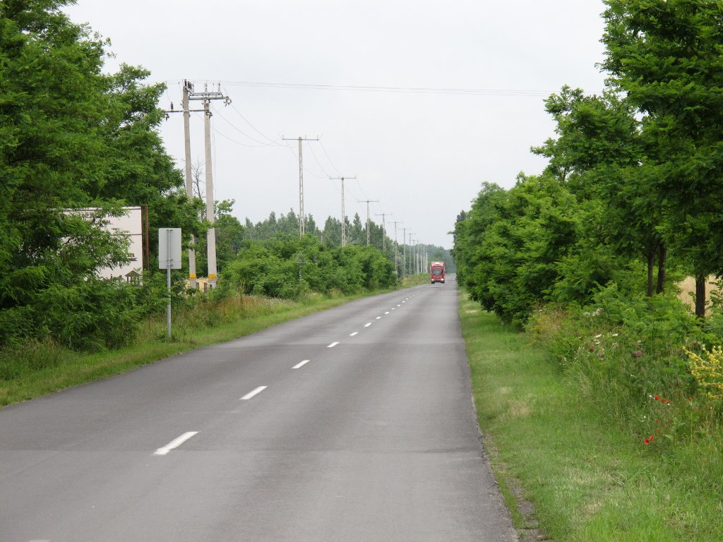 Die Straße runter und hinter der Kurve rechts