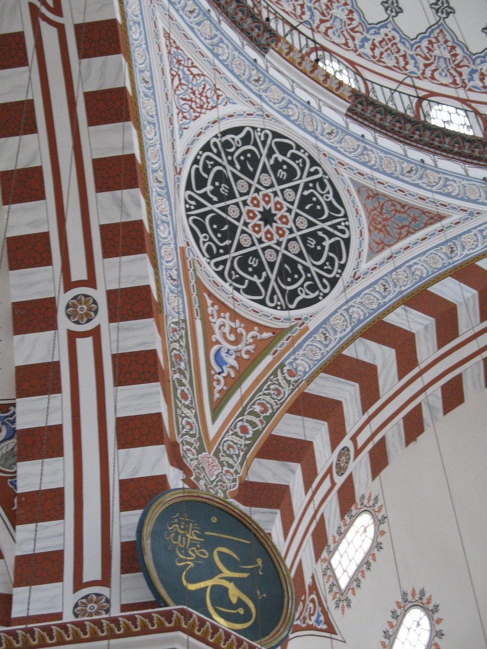 In der Fatih-Moschee leuchten die Farben