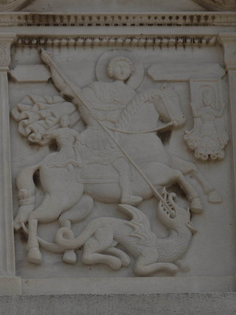 Die gefundene Steinplatte (heute über dem Eingang zur Kirche)