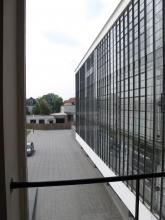 der ausblick aus dem treppenhaus riss schon die bauhaus-fotografin Lucia Moholy hin