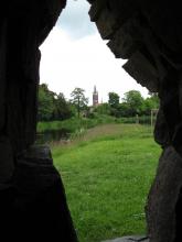 Der künstliche Höhlengang auf der Insel Stein gewährt hin und wieder einen Ausblick