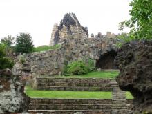 Hinter dem Amphitheater erhebt sich der Vesuv