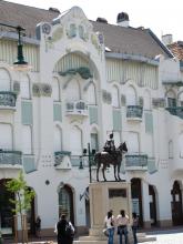 Das Café unten drin hält, was die Fassade verspricht