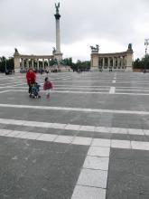 Auf dem Heldenplatz tummeln sich tagsüber Touristen. Am Abend gleiten Skater und Skateboarder zu Reggae über den Platz