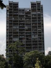 Hochhaus in Neu-Belgrad; nein, die Außenwand fehlt nicht