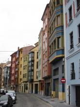 Häuserzeile in Gijon - in Farbe