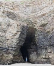 As Catedrais: Schieferfelsen stehen am und im Wasser