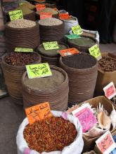 Ein genauerer Blick auf das Angebot im Gewürzladen. Mit dabei: Cumin (Kreuzkümmel) und Zimtstangen.