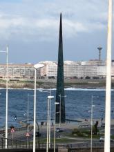 Die dreiseitige Blechnadel wurde Milleniumsobelisk getauft, aber den Rhythmus der Straßenlaternen finde ich ansprechender