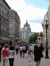 Am Arbat schlug früher mal das Herz Moskaus, heute wenden sich Cafés und Souvenir-Shops eher an Touristen. Im Hintergrund ein weiterer der sieben früher das Stadtbild bestimmenden Zuckerbäckerbauten (Außenministerium).