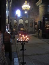 Die Wölbung hinter dem Altar wirft den Schall auf die Gemeinde zurück