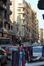 Die Rush Hour auf der Talaat Harb, einer der Haupteinkaufsstraßen, beginnt am Vormittag und endet in der Nacht. Für den Kleiderhändler bleibt trotzdem Platz.