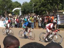 Kurzfristig führt das komplette Team aus Burkina Faso das Feld an