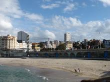 Der Strand von Riazor und die Plaza de Portugal