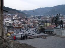 Blick auf die Altstadt, der Halt gebietende Reiter stellt den Stadtgründer und ersten Georgischen König dar