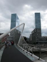 Die Zubizuri-Brücke von Santiago Calatrava vor den Türmen von Arata Isozaki