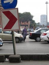 Wie man eine Straße überquert - Cairo-Style: Den Blick auf''s Ziel, Beweglichkeit in den Hüften - ähnlich einem Torero - kann helfen.