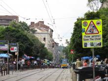 Die Graf-Ignatiev-Straße vereint Fußgängerzone, Markstände und Läden