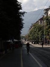 Die Stadt liegt direkt am Fuß der Berge, und der Vitosha Boulevard scheint direkt dorthin zu führen