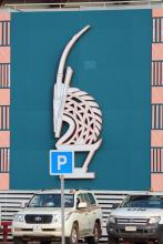Die stilisierte Gazelle trägt den Namen Chiwara und kann als das Symbol Malis gelten und fällt schon auf dem Flughafen ins Auge. »Chi« steht für den Ackerbau, »Wara« für das Raubtier, In der Kombination soll der Geist oder die Kraft des Ackerbaus ermutigen.