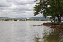 Blick auf den Niger vom Südufer nach Osten in Richtung Stadtmitte - zum Ende der Regenzeit führt der Fluss vergleichsweise viel Wasser.