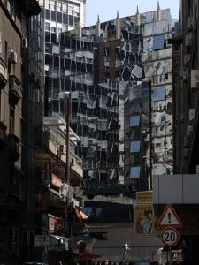 Auch in Belgrad lieben Banken spiegelnde Fassaden